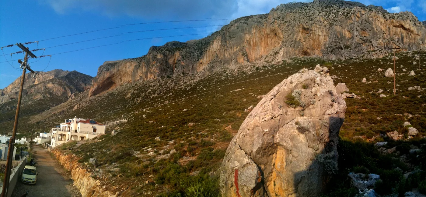 La roca de la Grande Grotta sobre la carretera en Masouri, al atardecer