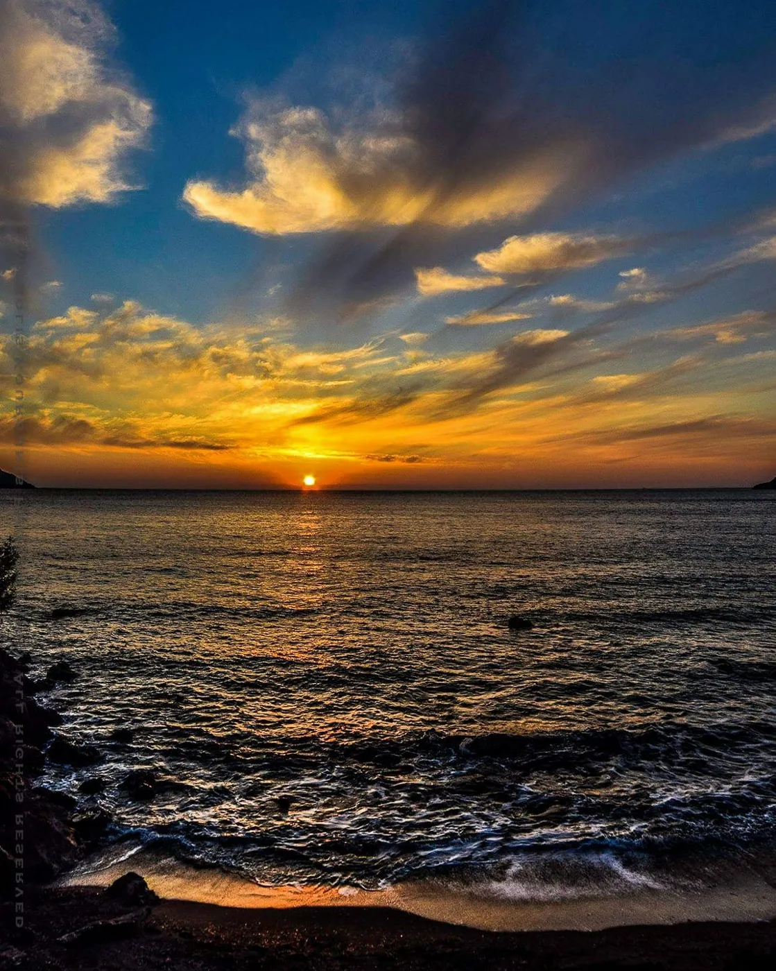 Puesta de sol en la playa de Kantouni con un cielo de colores