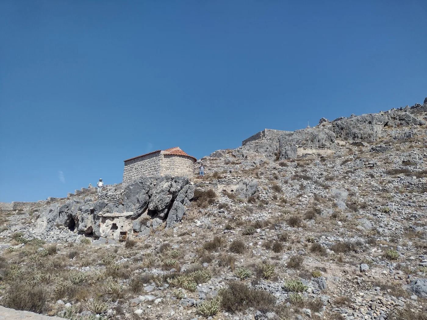 Las murallas del castillo de Chora sobre una colina rocosa