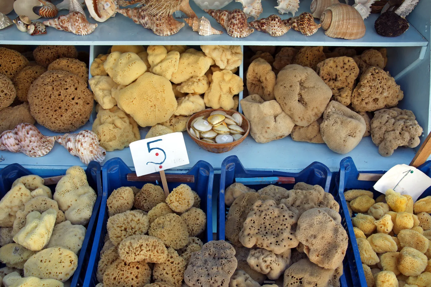 Esponjas naturales en un puesto de Pothia