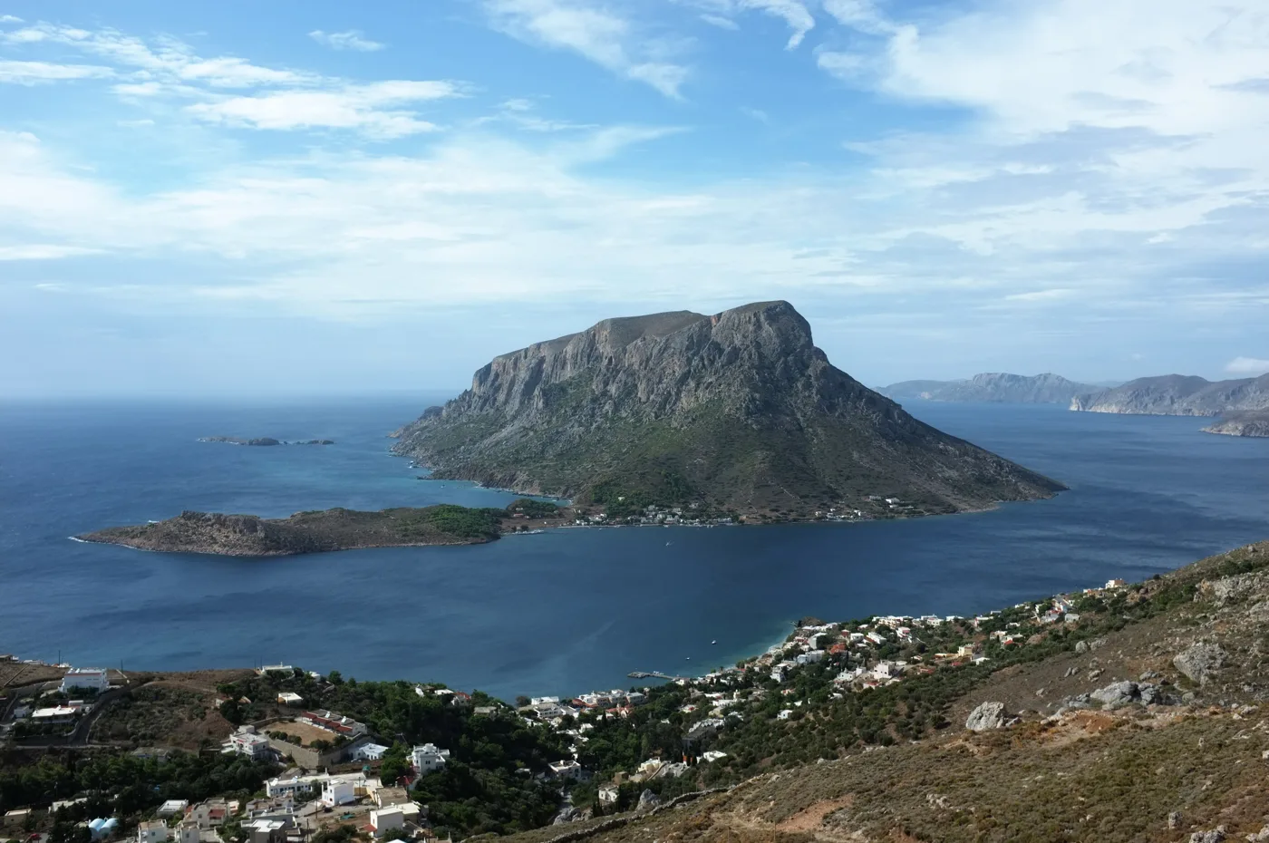 Telendos desde arriba, una montaña en el mar, con Myrties delante