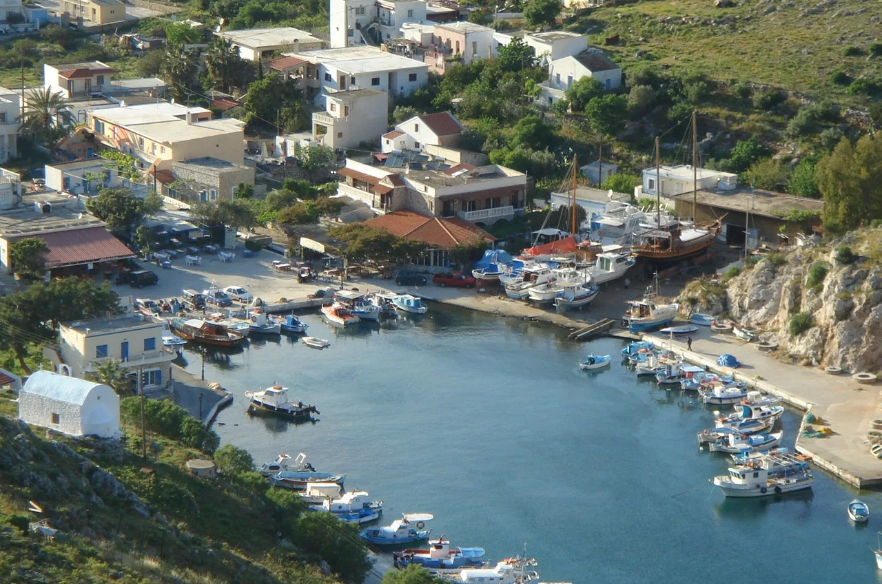 El pequeño puerto de Rina en Vathy, con barcas en un estrecho fiordo