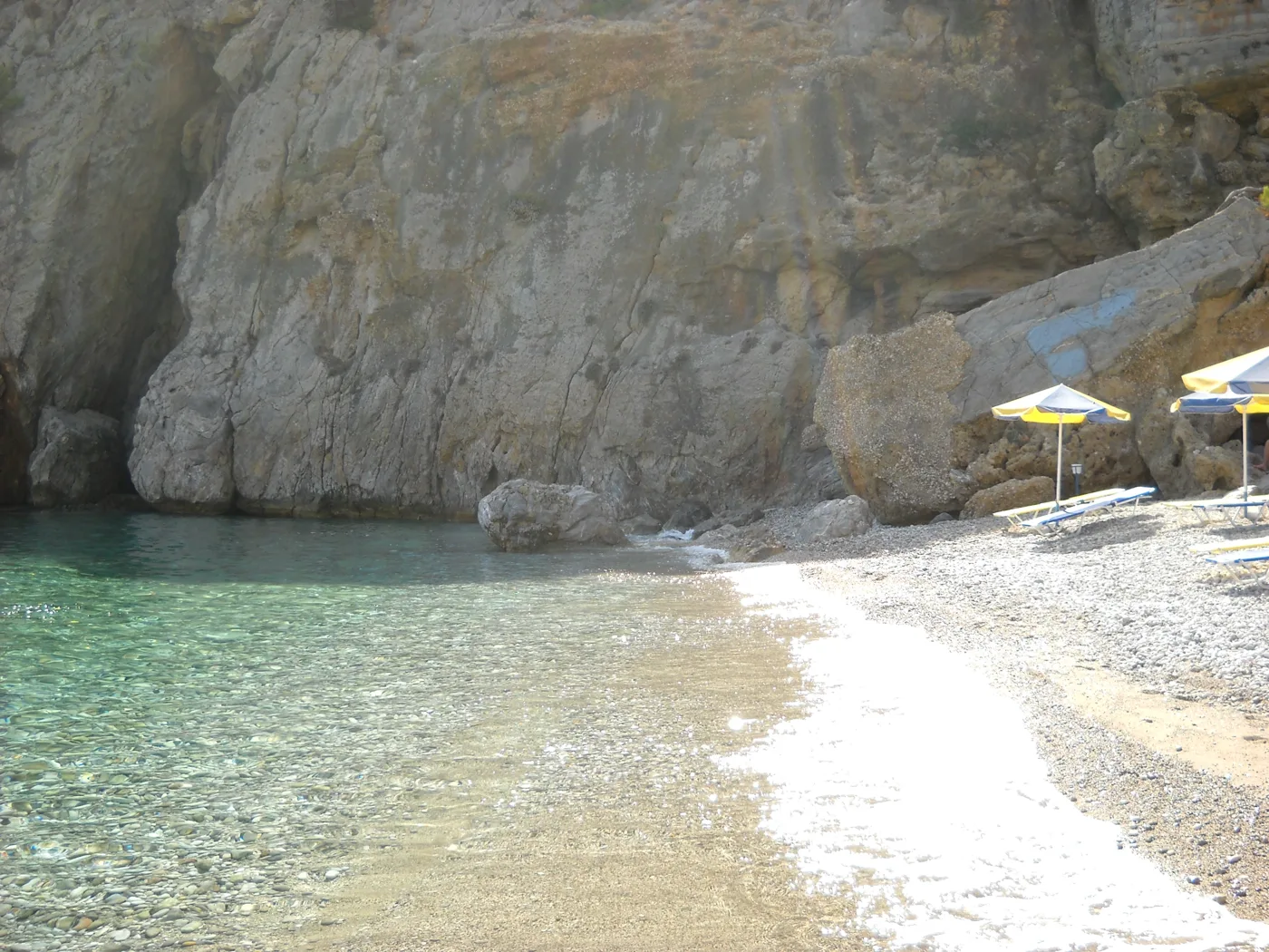 Achata, une petite plage de galets sous un rocher blanc