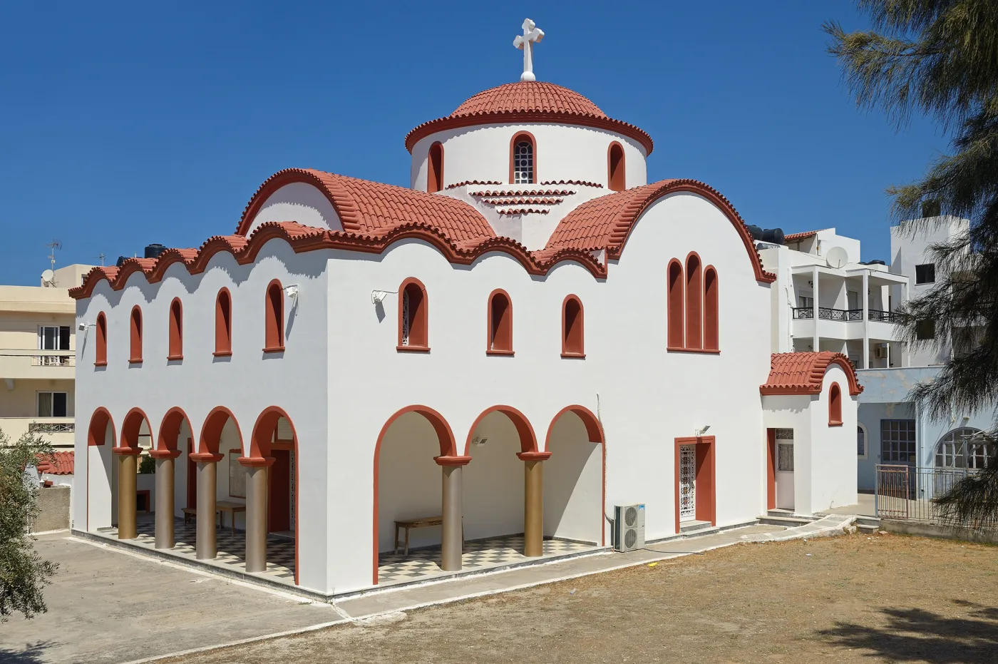 L’église blanche aux coupoles rouges de Pigadia