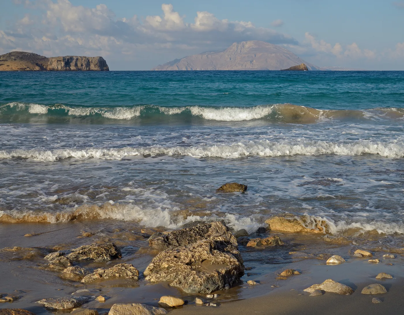 Des vagues sur la plage d’Agios Nikolaos à Arkasa, avec Kassos à l’horizon