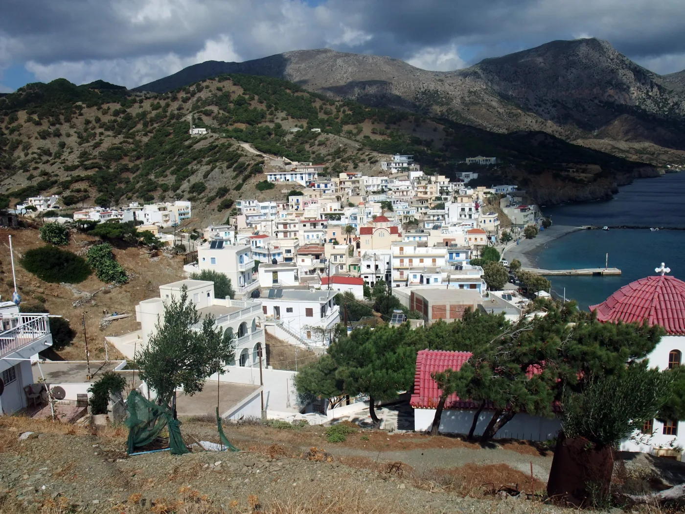 Diafani vu d’en haut, avec des maisons blanches et des toits rouges