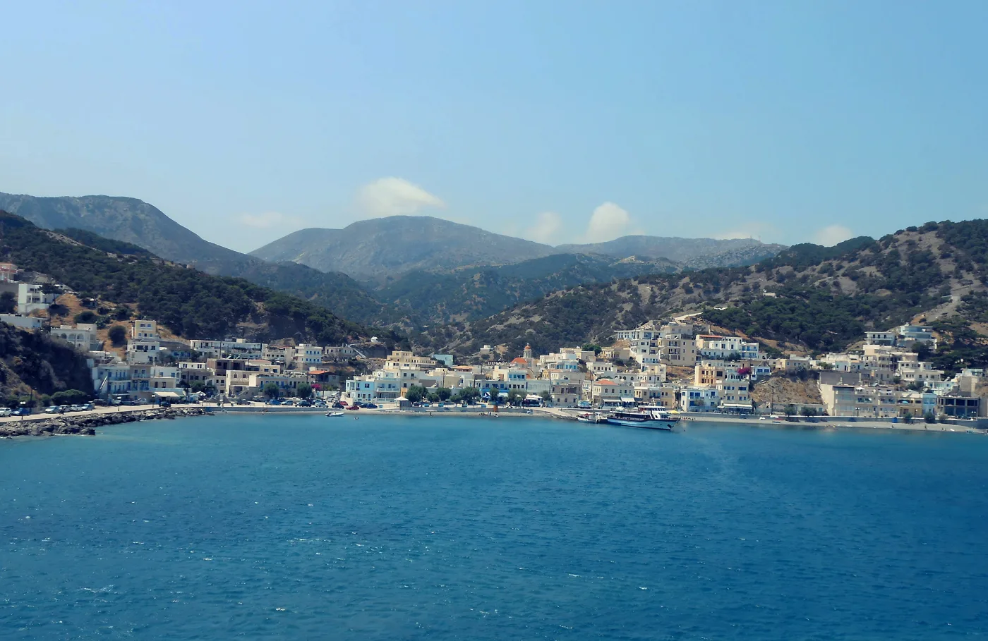 Diafani vu de la mer, avec les maisons et les montagnes derrière