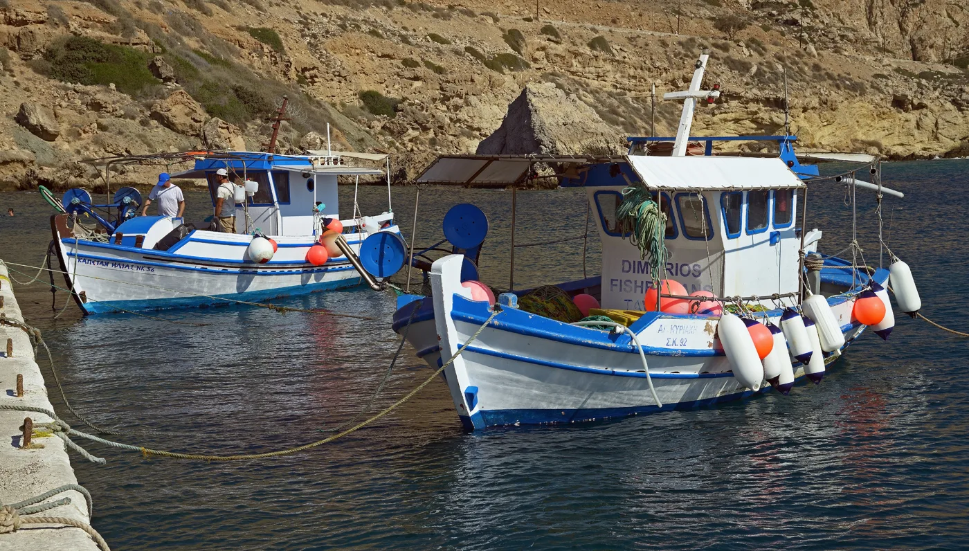 Des bateaux de pêche dans le petit port de Finiki