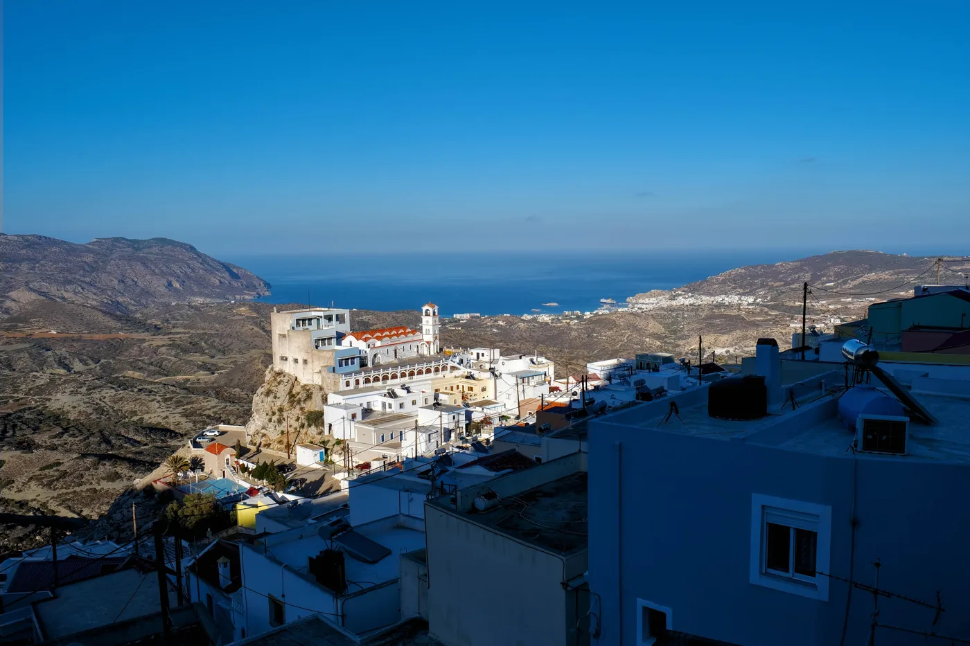 Menetes sur la colline, avec la baie de Pigadia et la mer au loin