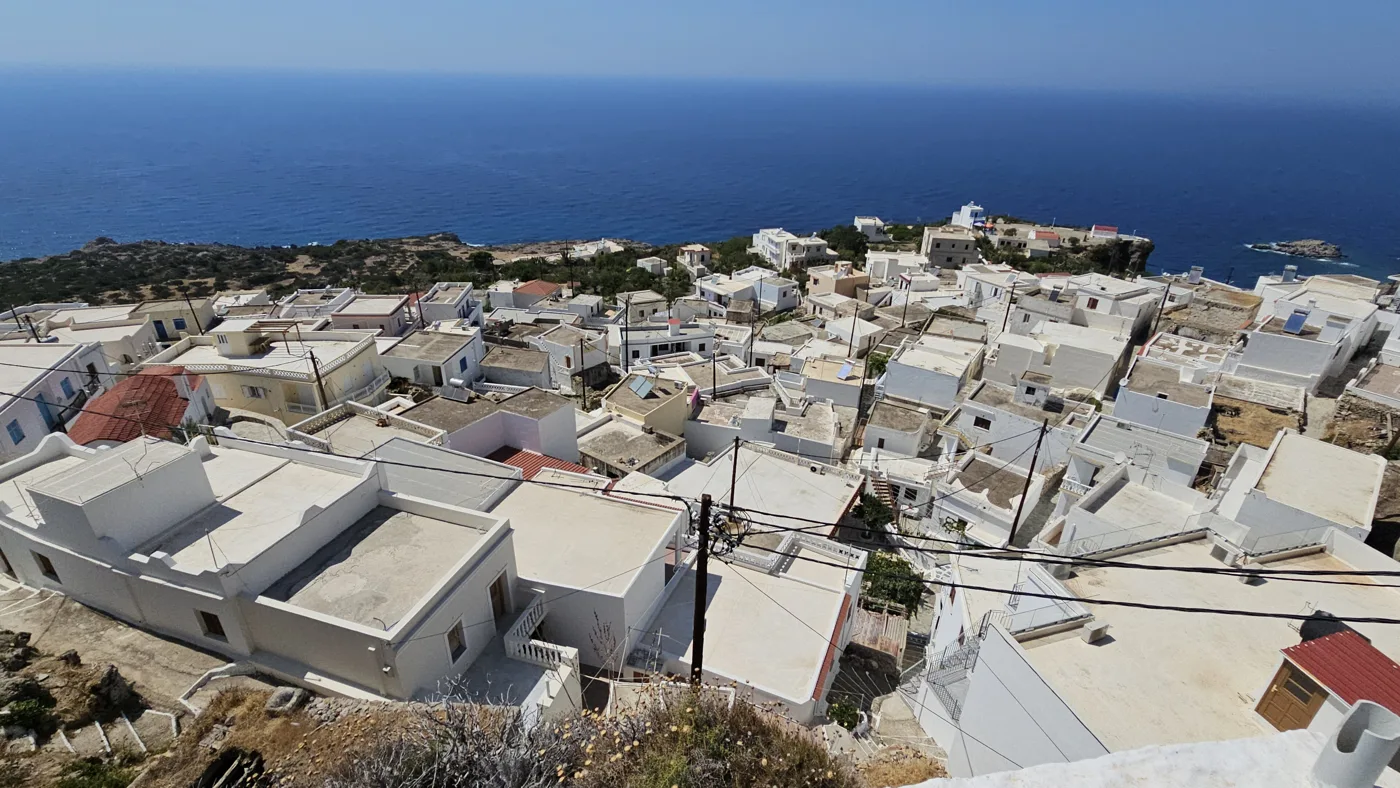 Mesochori avec ses maisons blanches au-dessus de la mer, sur la côte ouest