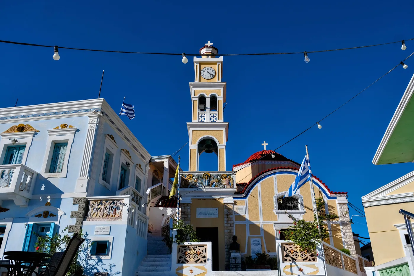L’église d’Olympos et son haut clocher, entre des maisons colorées