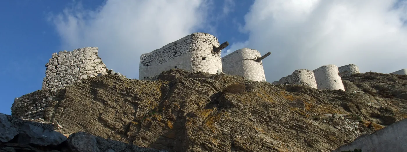 De vieux moulins sur une crête rocheuse à Olympos