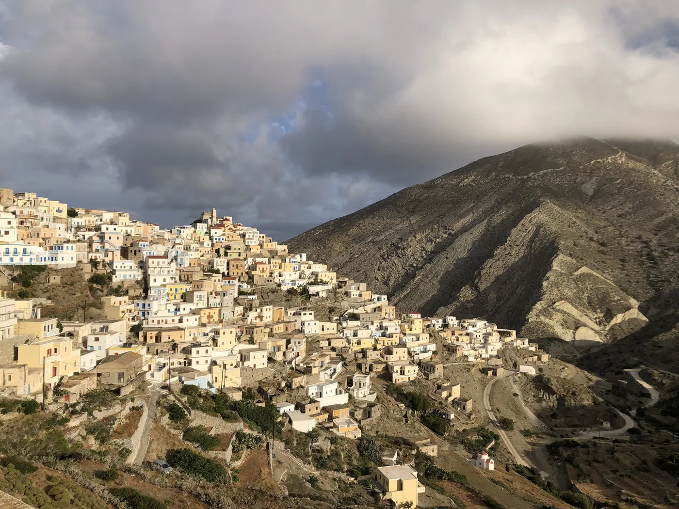 Olympos accroché à la montagne, avec des nuages au-dessus