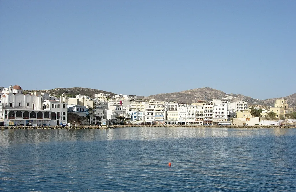 Pigadia, la capitale de Karpathos, avec les maisons autour du port