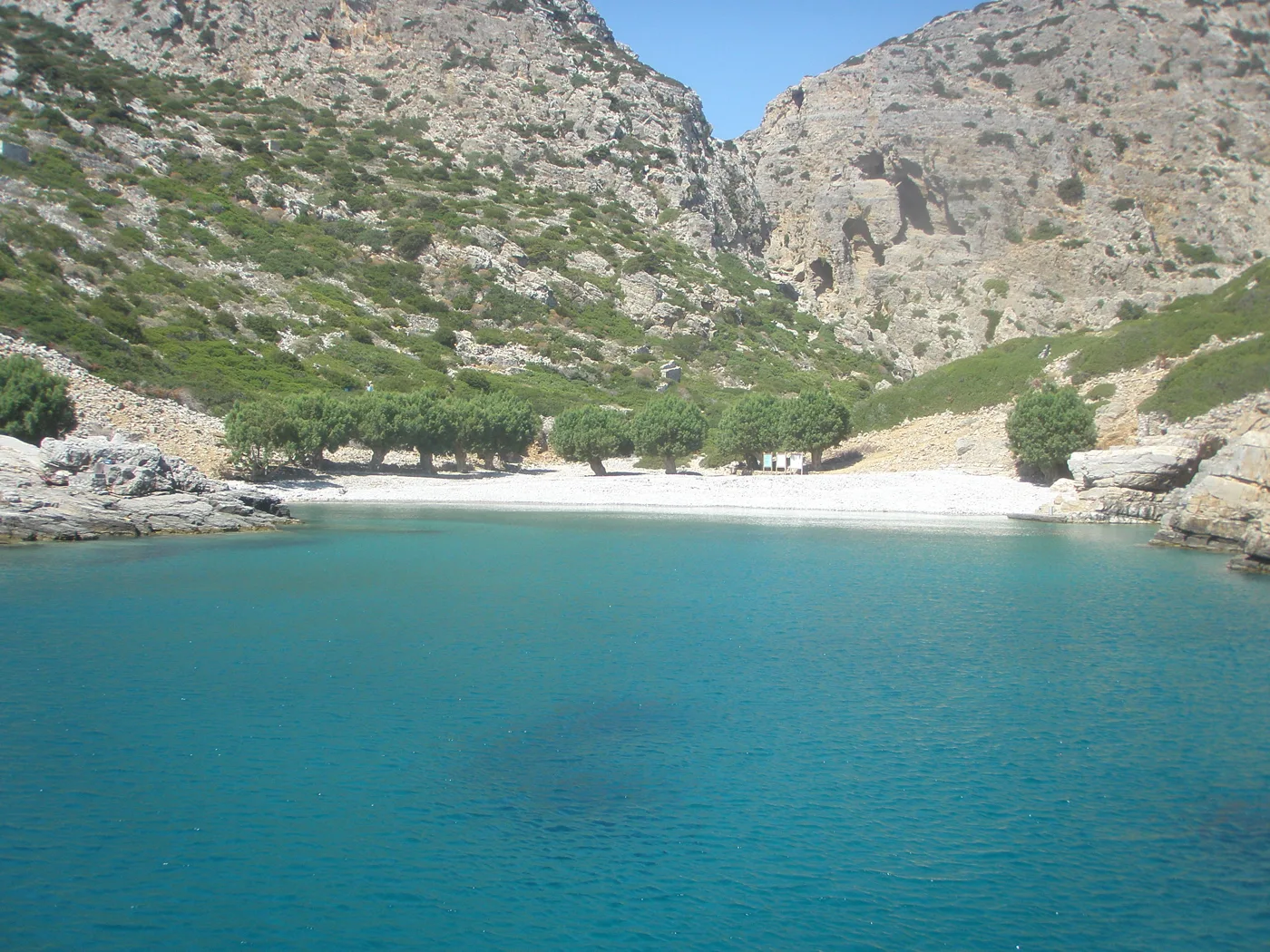 La baie de Palatia à Saria, avec une eau bleue entre les montagnes