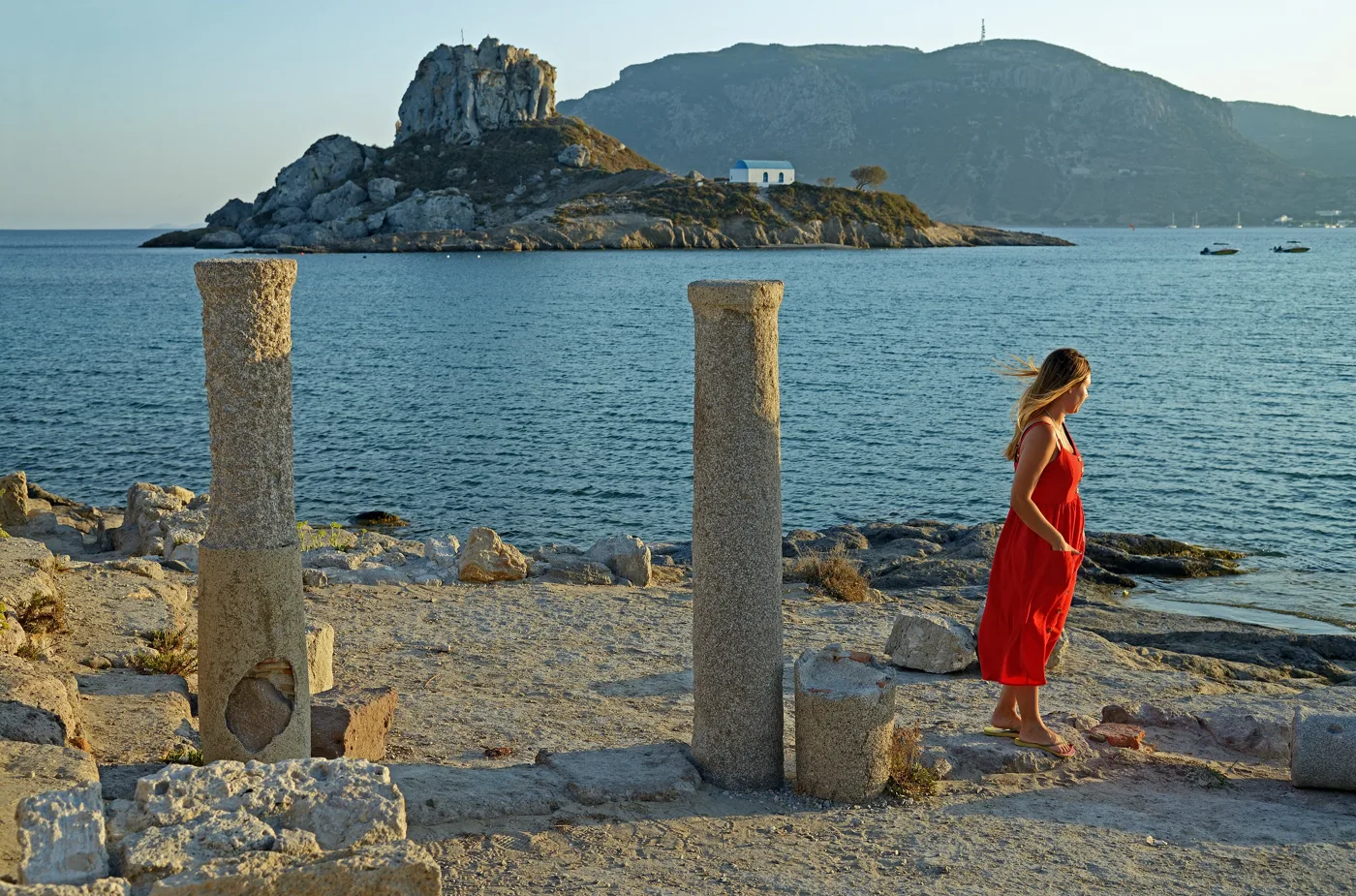 Colonne della basilica paleocristiana di Agios Stefanos davanti al mare e a Kastri