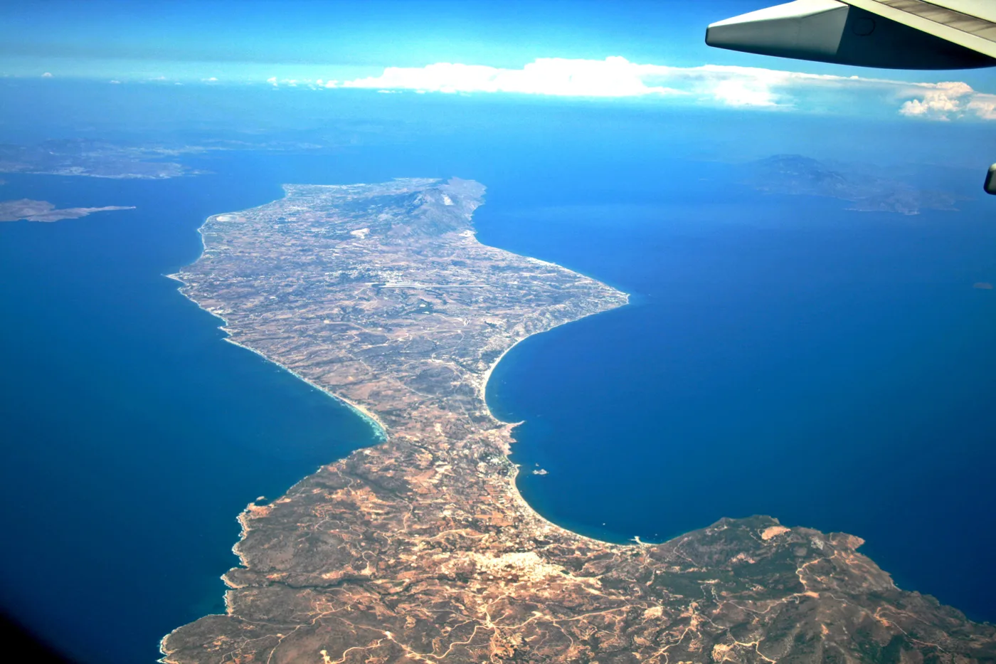 Kos dall’aereo, con la penisola di Kefalos e la stretta lingua di terra