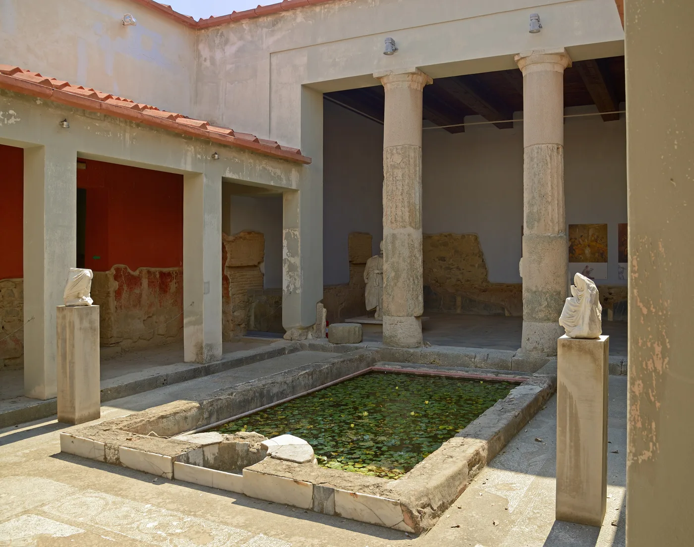 Il peristilio della Casa Romana a Kos, con colonne, mosaici e una vasca al centro