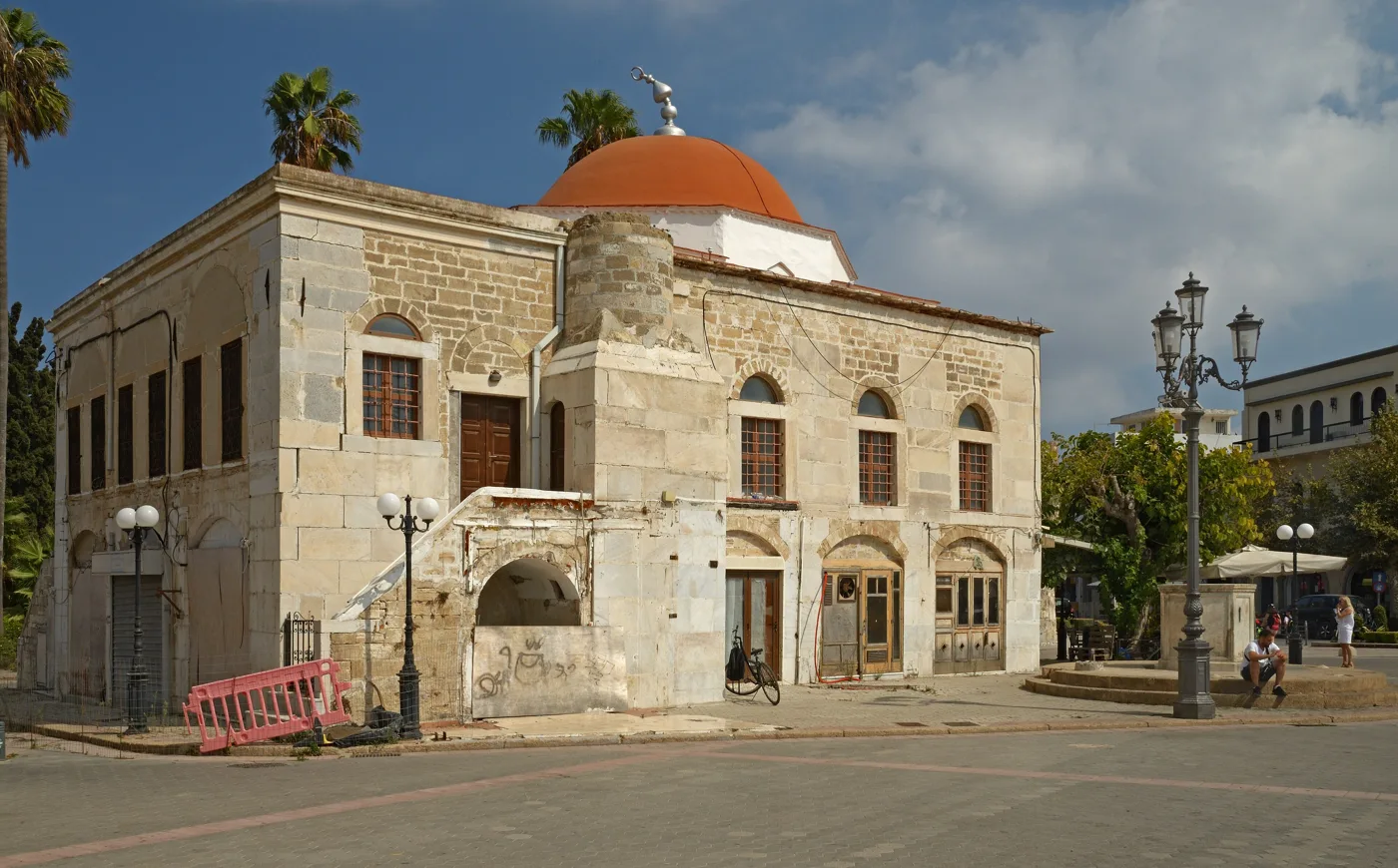 La moschea Defterdar a Kos con la cupola rossa e i lampioni della piazza