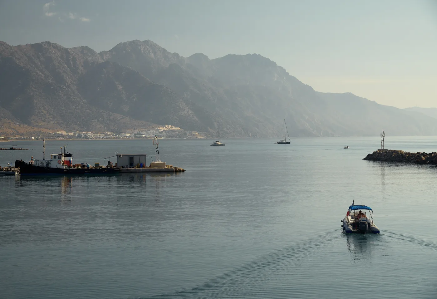 Il porto di Kardamena al mattino, con barche e alte montagne alle spalle
