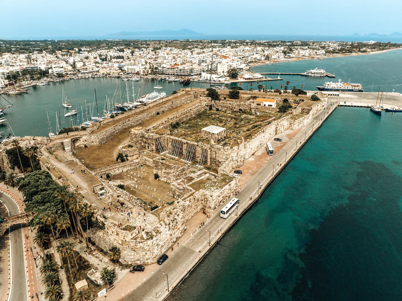 Il castello di Neratzia dall’alto, accanto al porto di Kos, con la città e il mare alle spalle