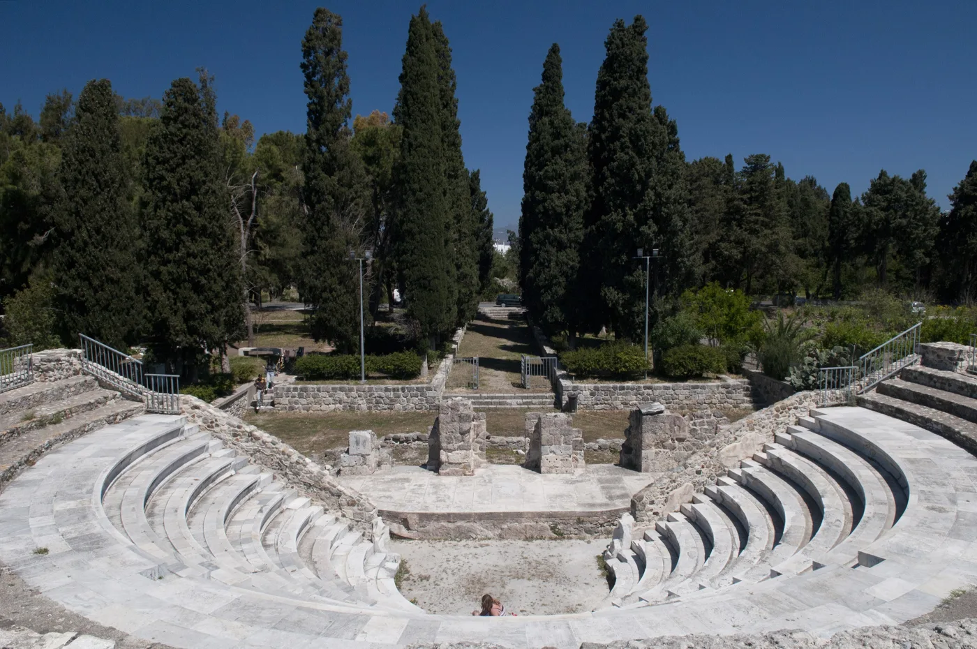 L’Odeon romano di Kos con le gradinate di marmo tra i cipressi