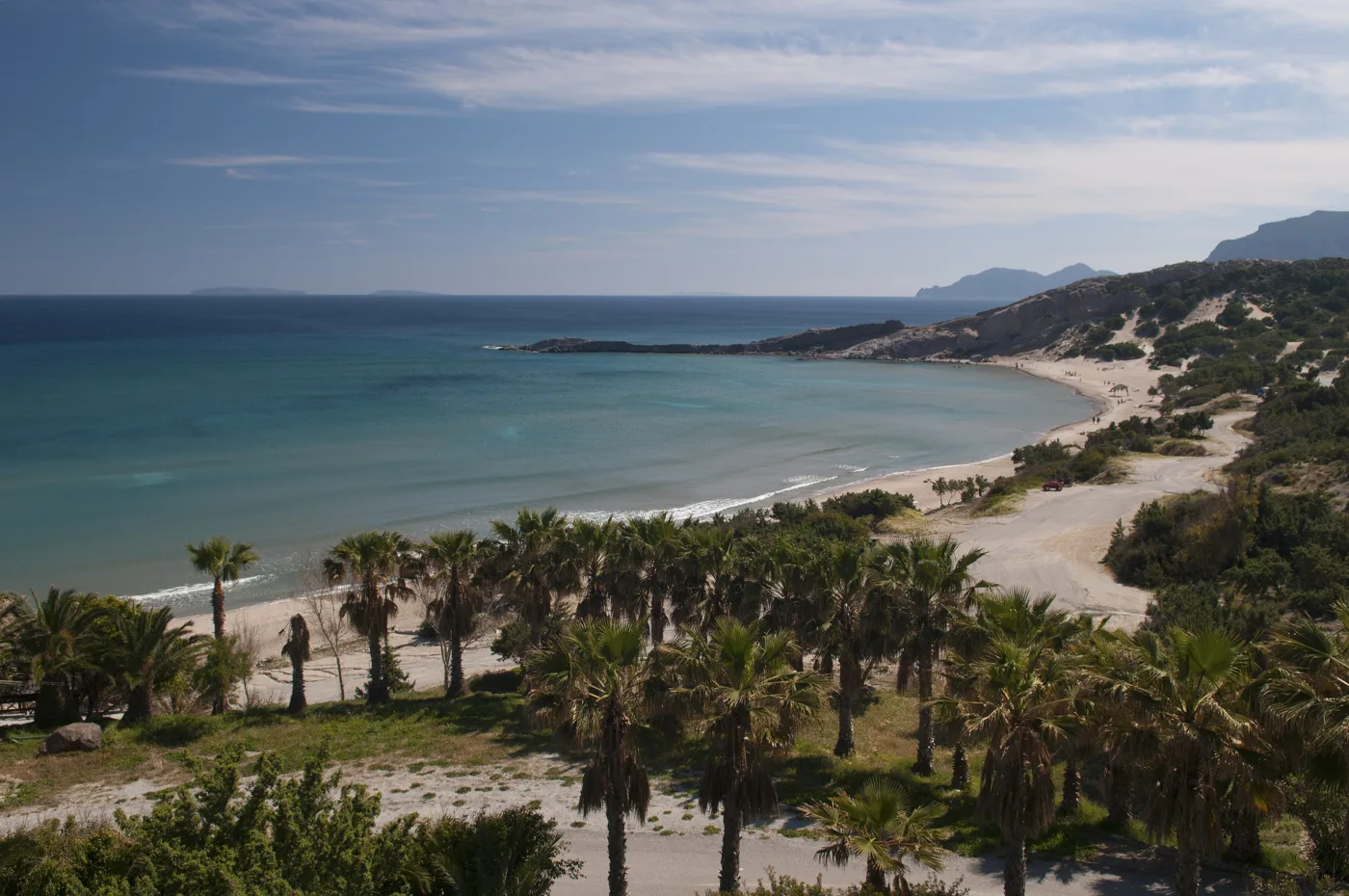 La spiaggia Paradise a Kos dall’alto, con palme, sabbia e acqua turchese