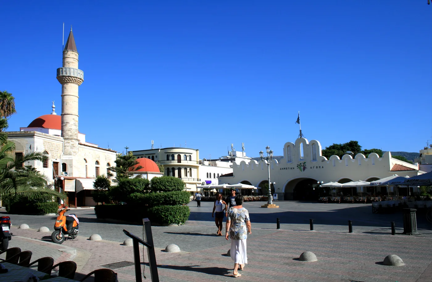 Piazza Eleftherias a Kos, con il minareto della moschea Defterdar ed edifici del periodo italiano