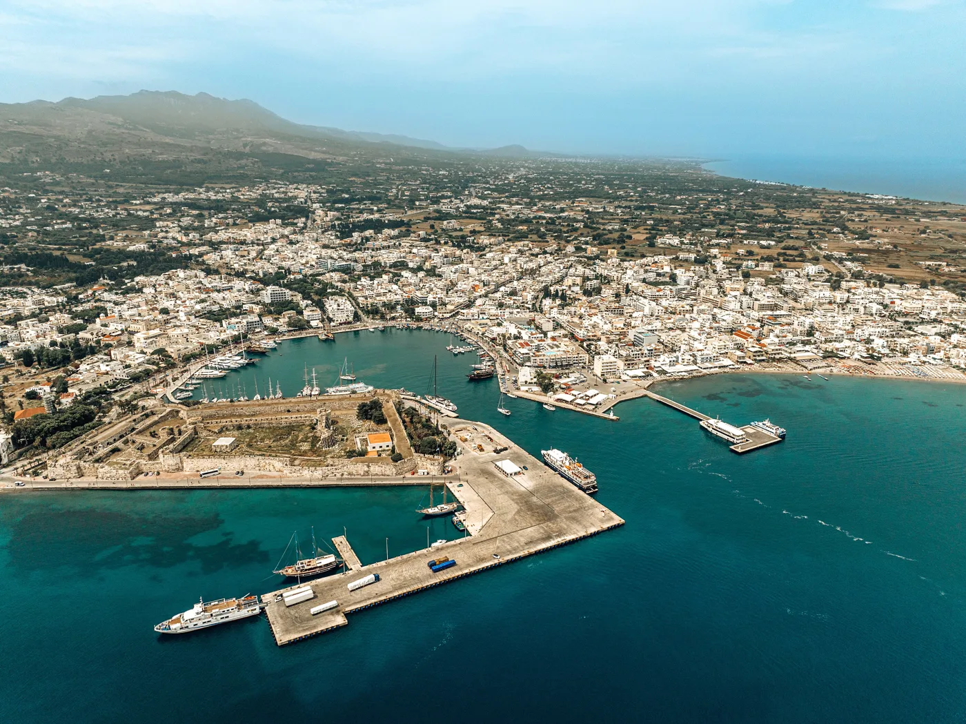 La città e il porto di Kos dall’alto, con le montagne dell’isola sullo sfondo