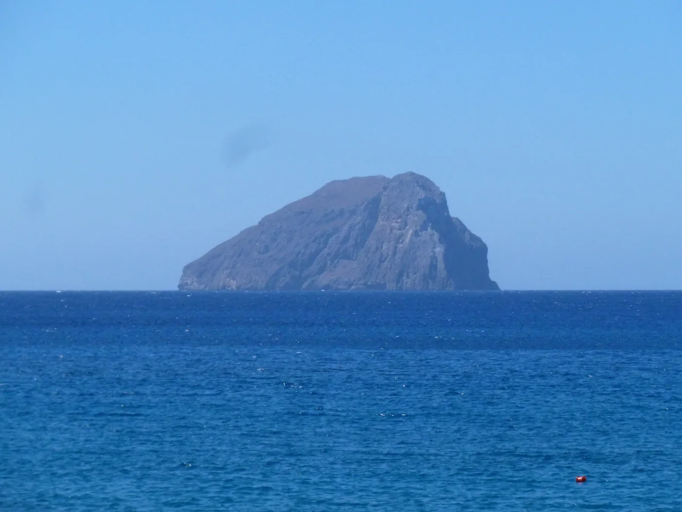 L’îlot rocheux de Chytra, l’Œuf, dans la mer bleue en face de Kapsali