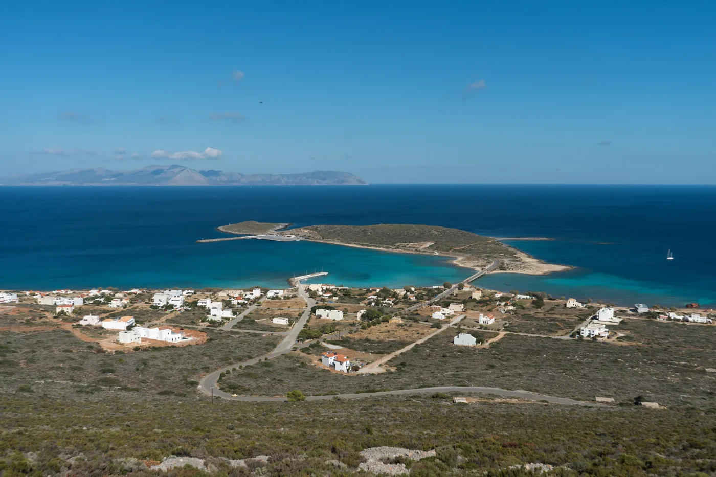 Diakofti vu d’en haut, avec le village, la mer bleue peu profonde et le port