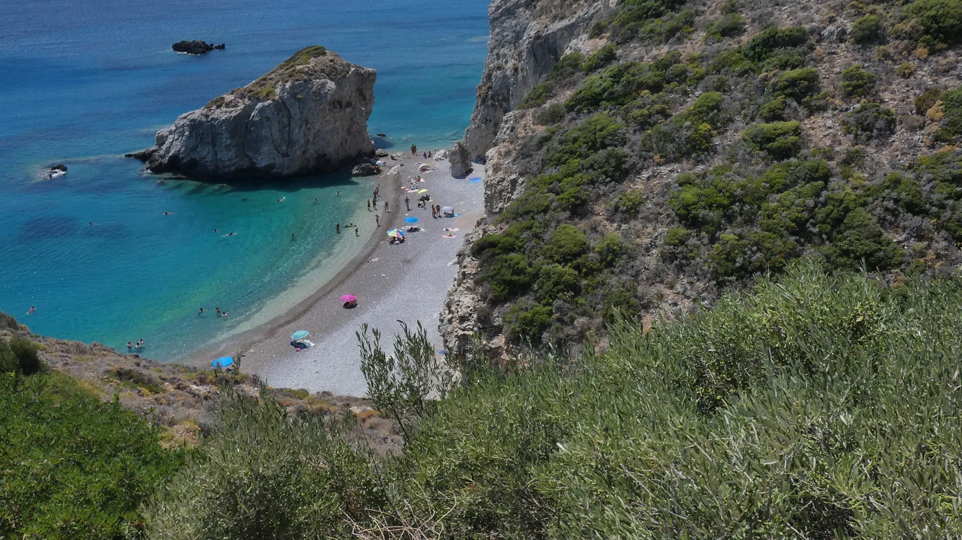 La plage de Kaladi vue d’en haut, avec un rocher dans la mer et une eau bleue