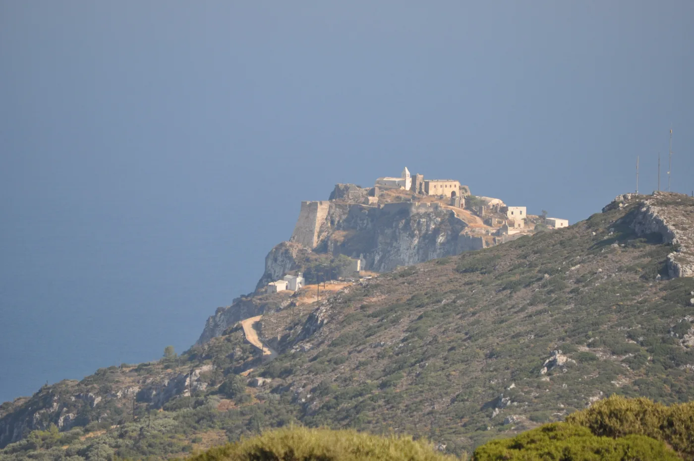 Le Château de Chora vu de loin, au-dessus des collines