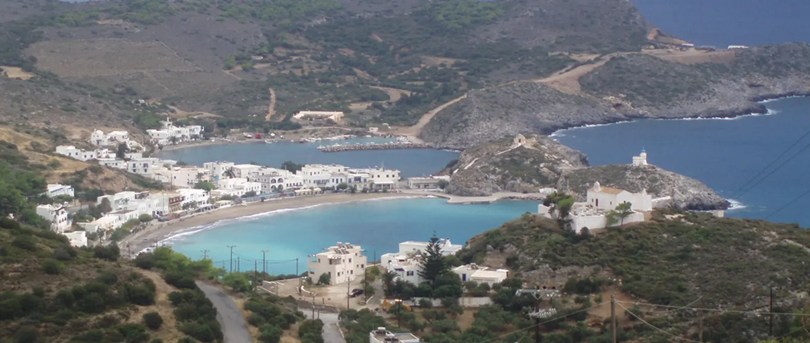 Avlemonas à Cythère vu d’en haut, avec la petite baie, les maisons blanches et la mer bleue