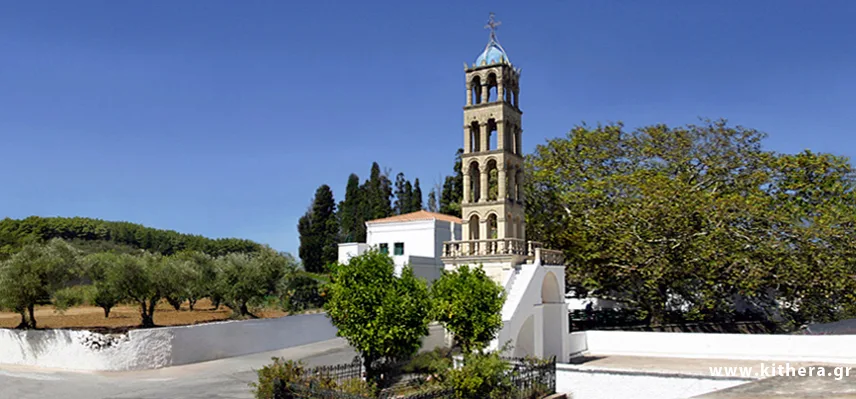 L’église au haut clocher sur la place de Mylopotamos, sous les arbres