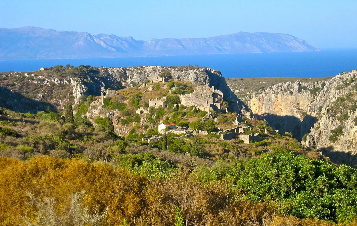 Les ruines de Paleochora au-dessus des gorges, avec la mer au loin