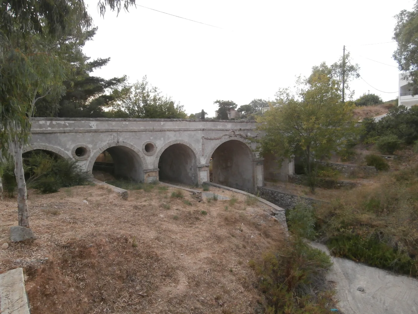 Un pont de pierre à arches de l’époque anglaise, dans la verdure