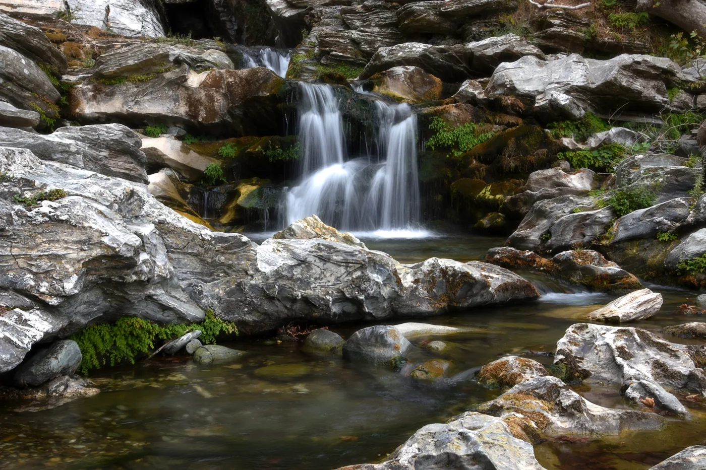Une petite cascade entre des rochers blancs dans le ravin de Dimosari
