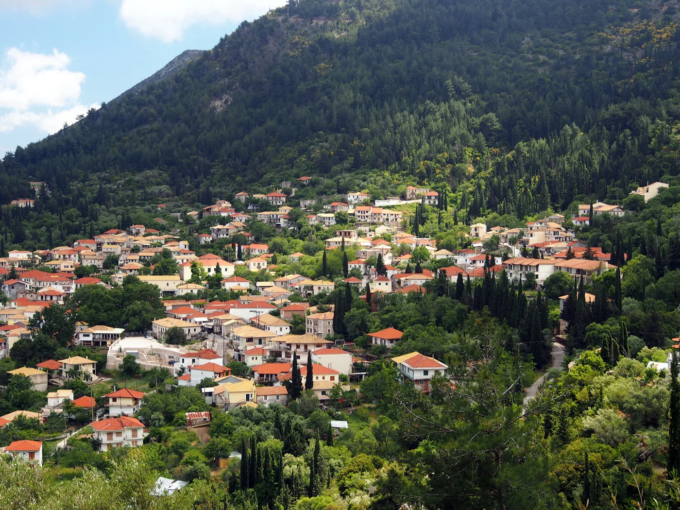Le village de montagne de Karya avec ses toits rouges entre les arbres et les montagnes