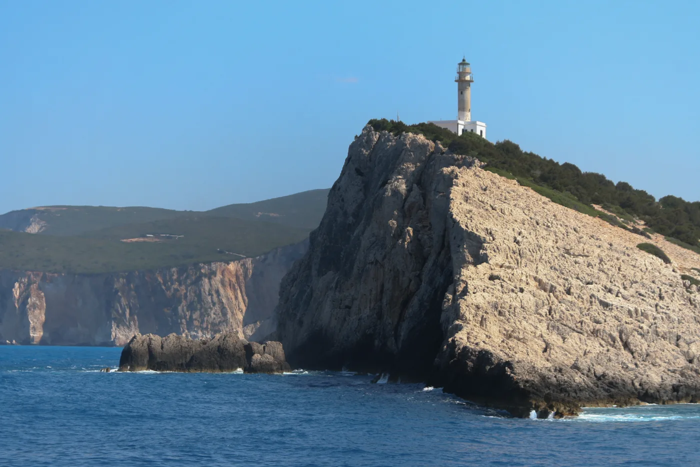 Le phare du cap Lefkatas sur un haut rocher blanc, avec la mer en dessous