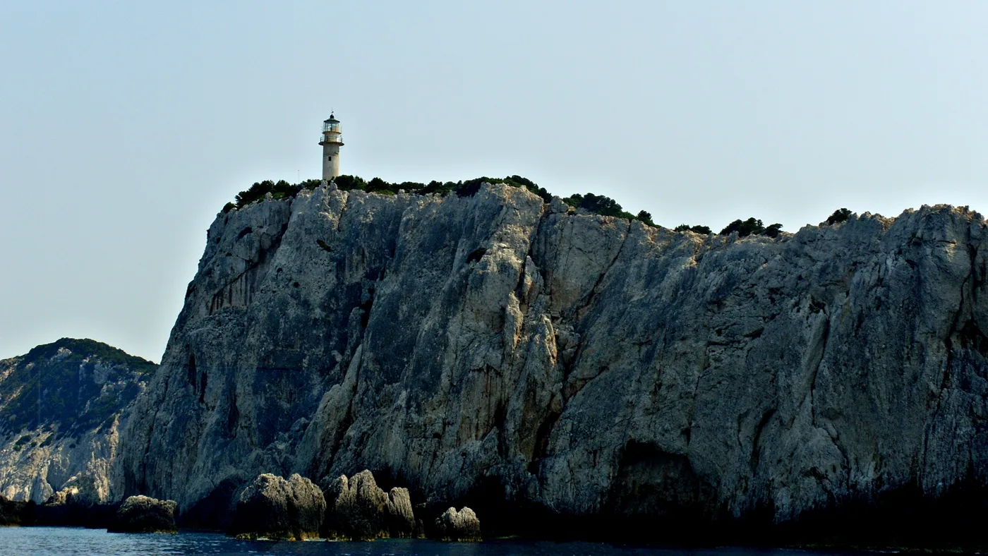 Les hautes falaises du cap Lefkatas avec le phare au sommet