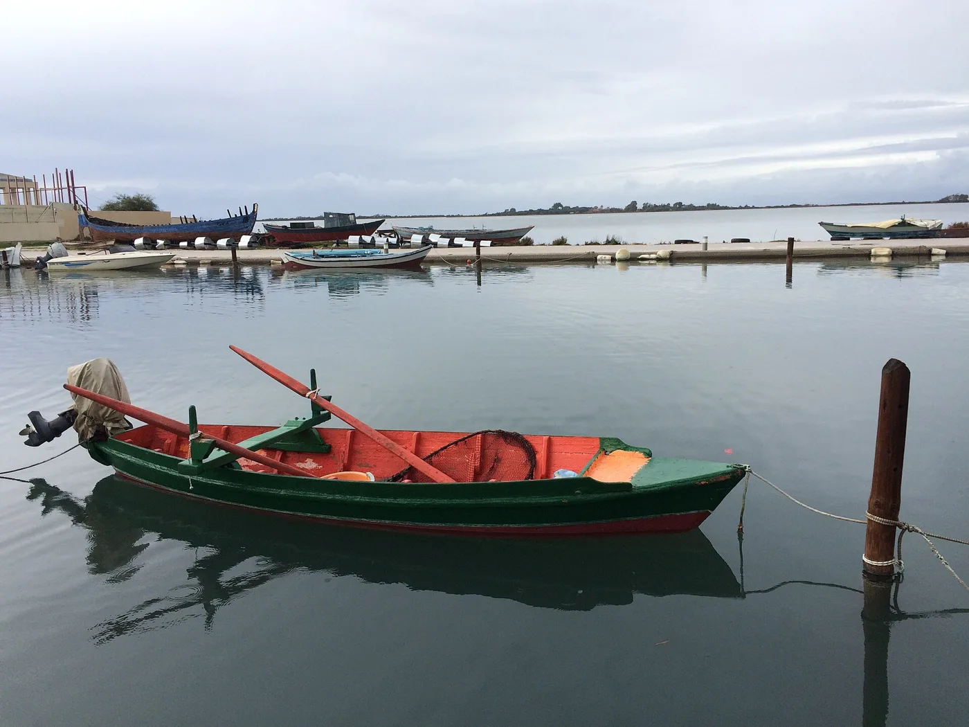 Une barque de pêche verte dans le canal de la lagune de Lefkada