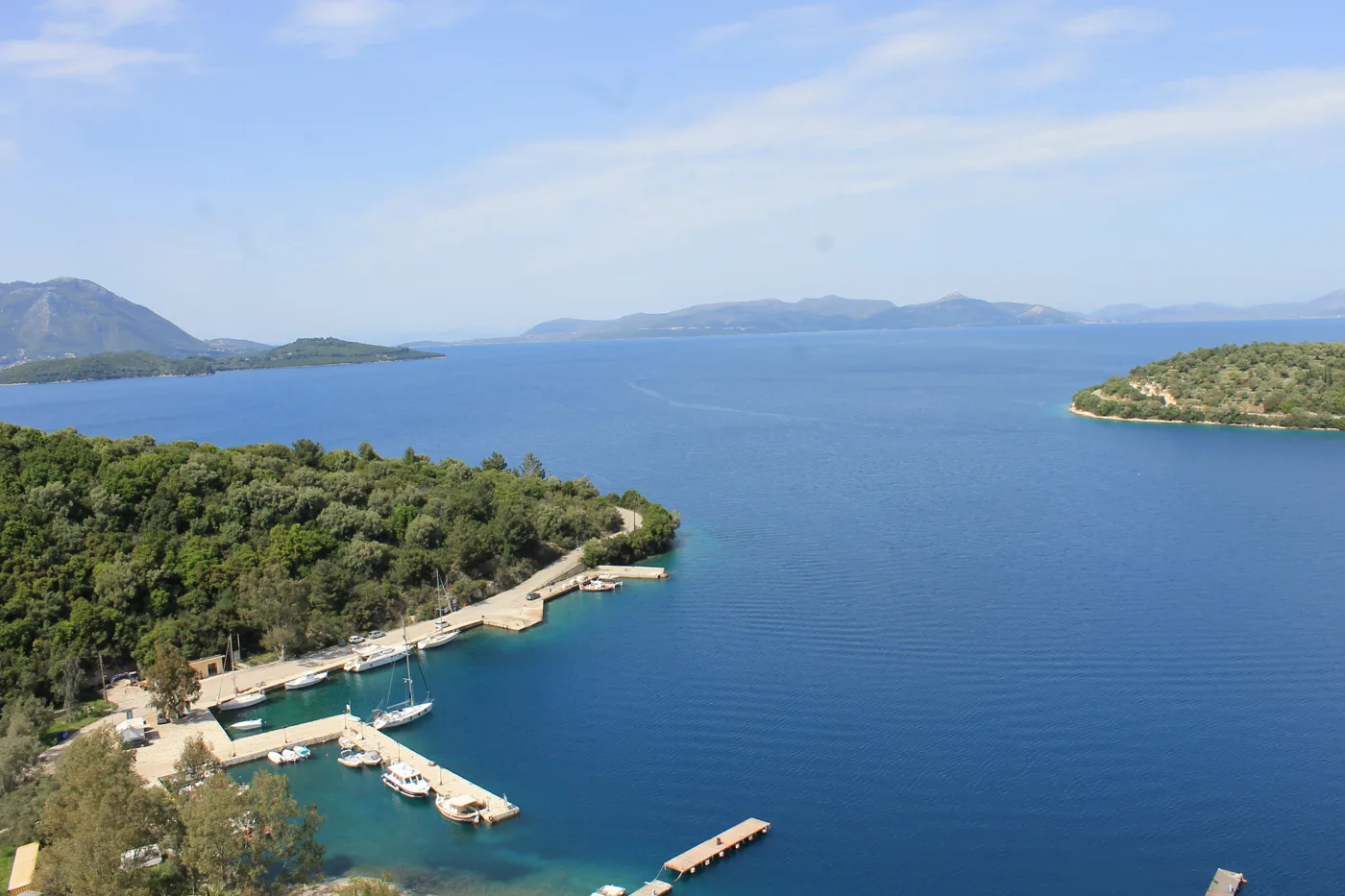 Meganisi vue d’en haut, avec des côtes vertes, un petit port et une eau calme