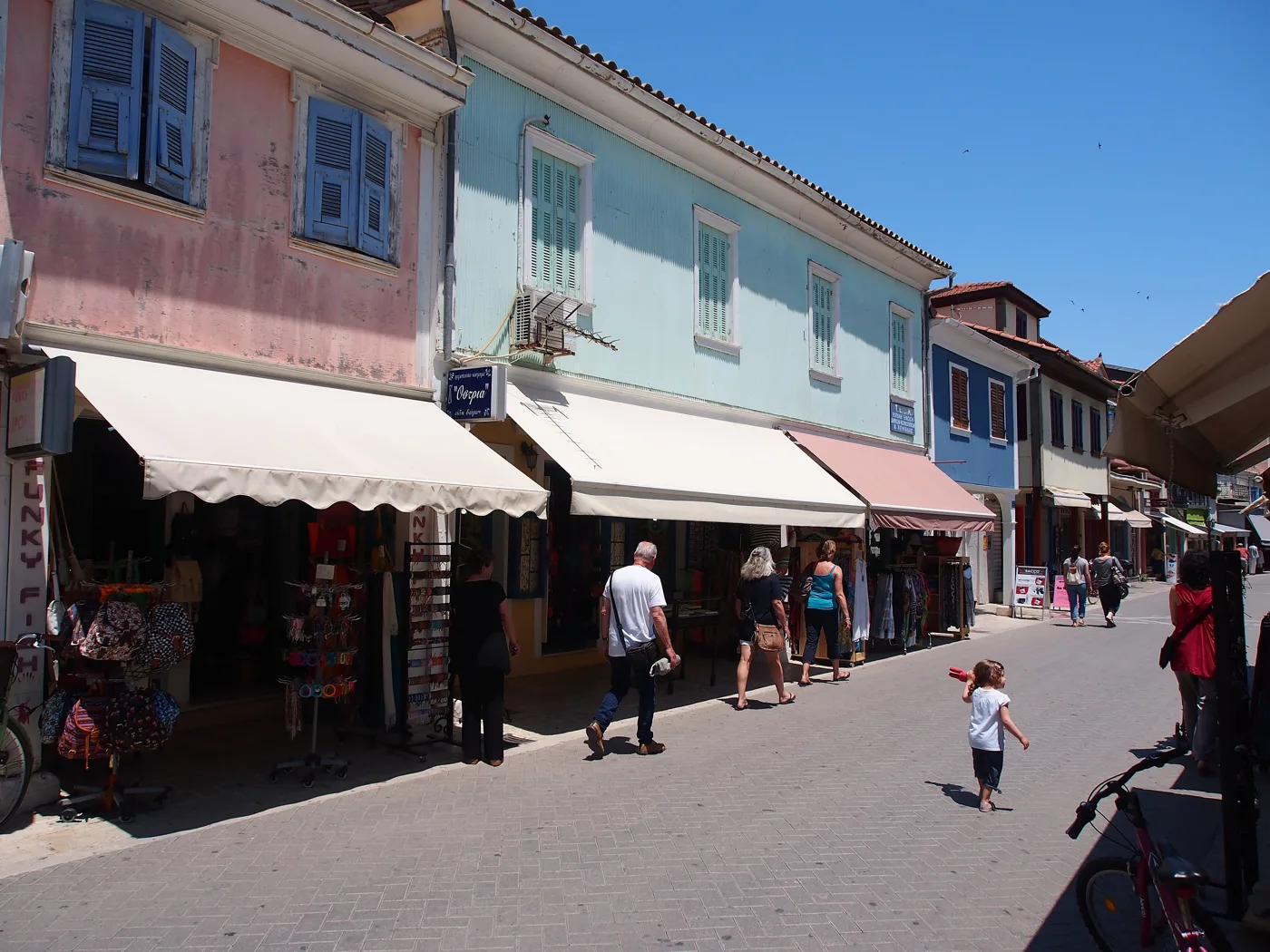 La rue piétonne principale de Lefkada, avec des maisons colorées couvertes de tôle et des boutiques