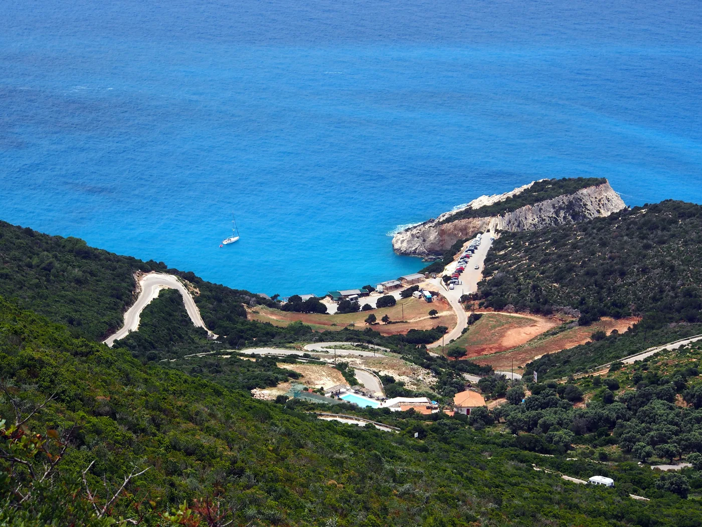 La route et le parking au-dessus de Porto Katsiki, avec le large d’un bleu profond