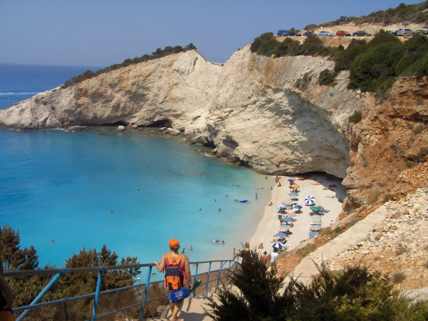 Les marches qui descendent vers Porto Katsiki, au-dessus de la plage bondée