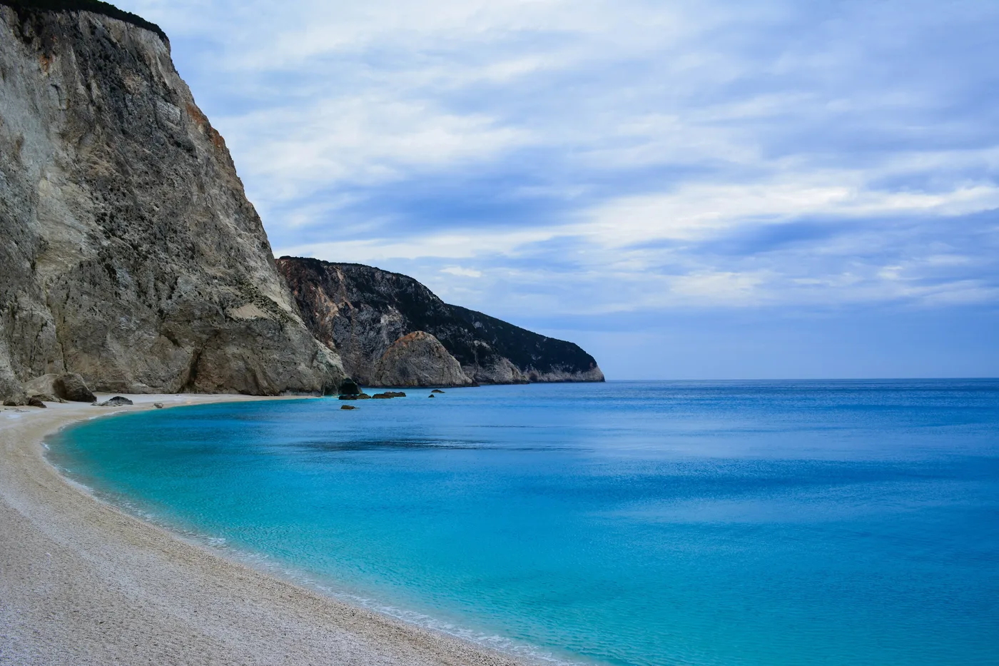 Porto Katsiki, avec la plage blanche, l’eau turquoise et de hauts rochers gris