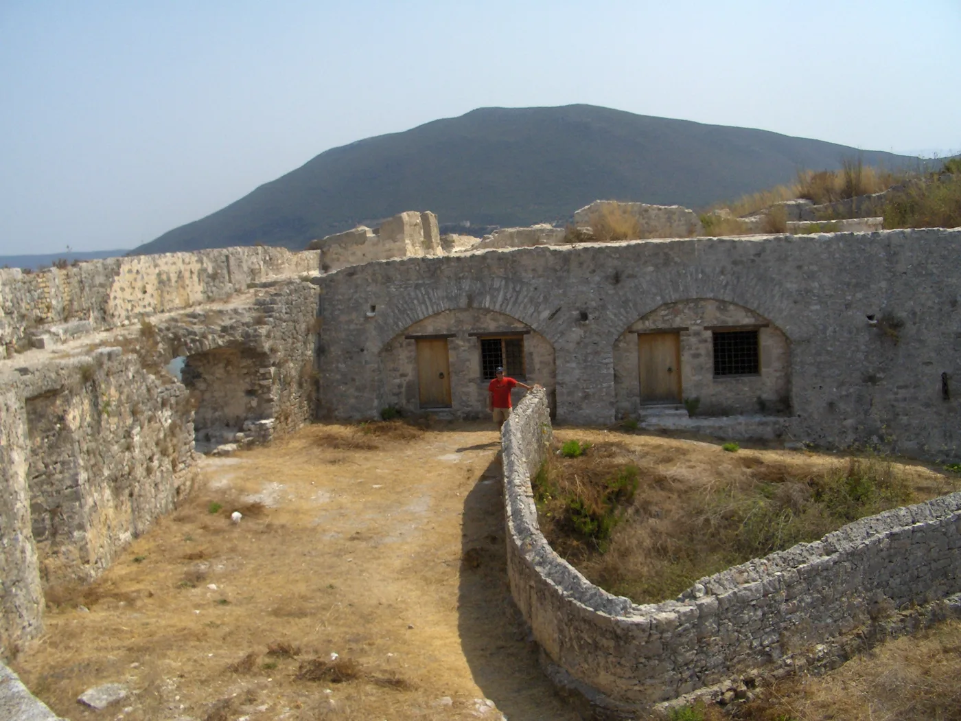 À l’intérieur du château de Santa Maura, avec des voûtes en pierre et une montagne derrière