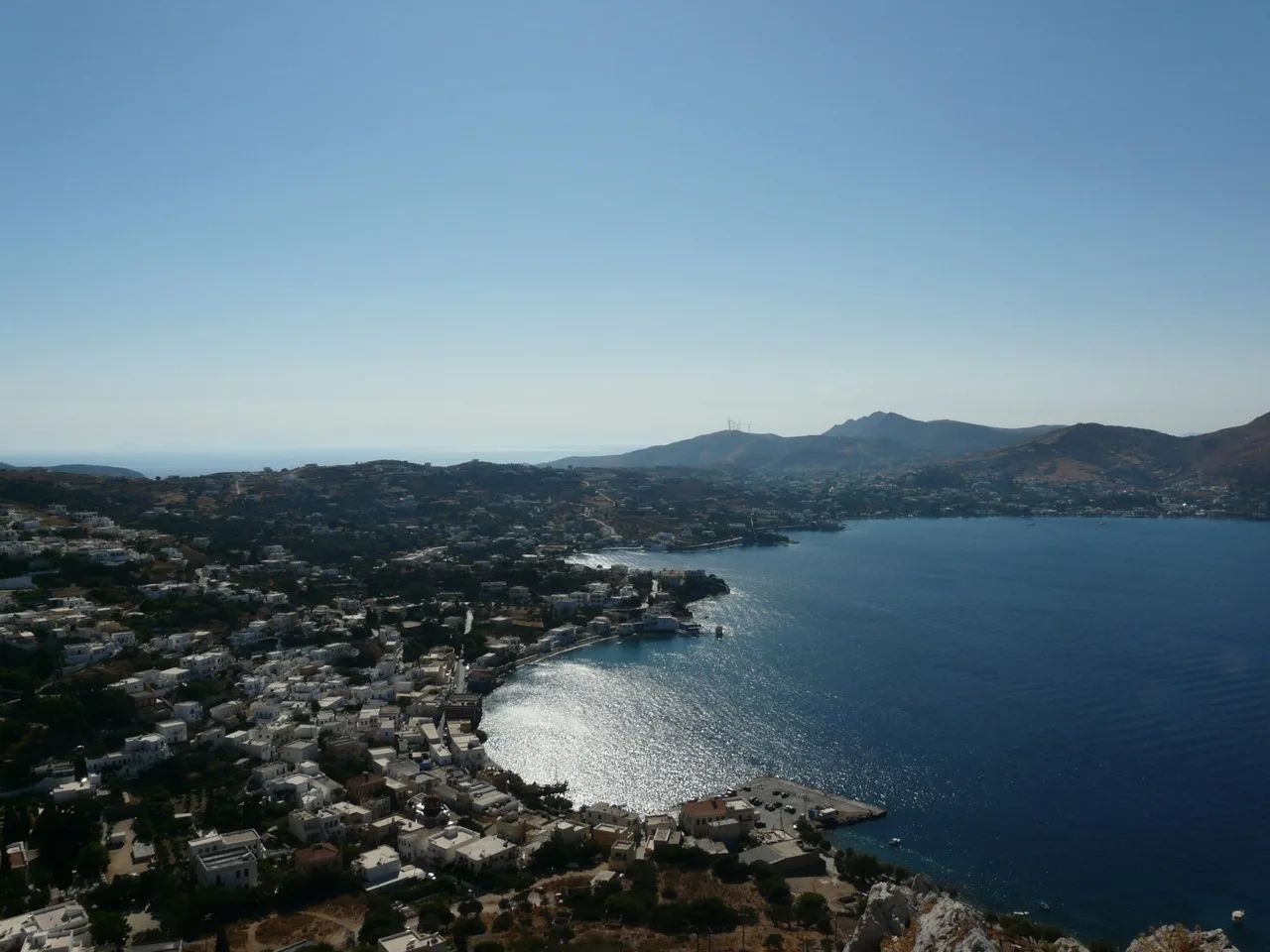La baia di Agia Marina dall’alto, con il mare che brilla al sole