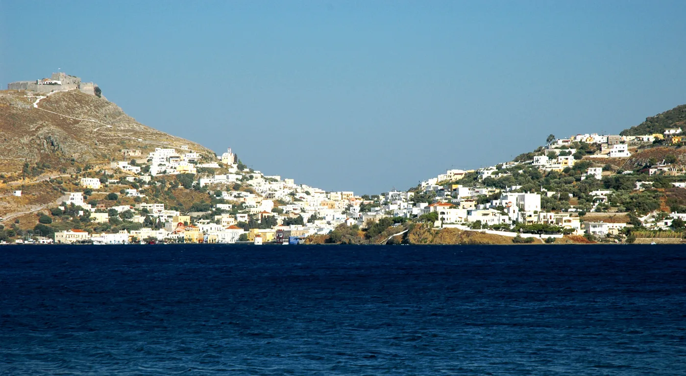 Agia Marina dal mare, con il Castello sopra le case bianche